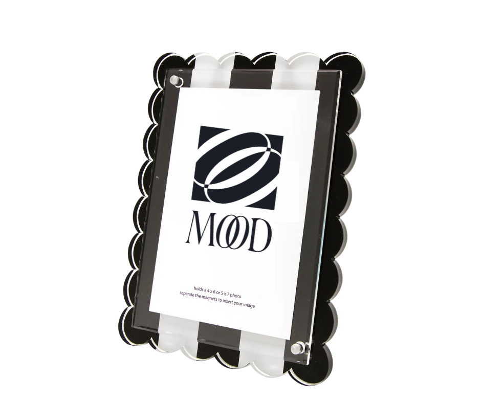 Black and White Stripe Scallop Frame 5x7